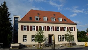 Vorderansicht des Gemeindehauses Alte Post in Dresden-Klotzsche zur Sommerzeit